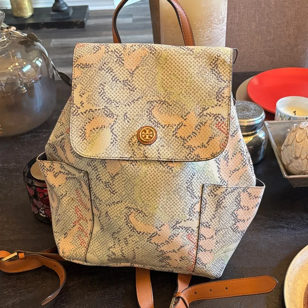 Tory Burch dot mosaic backpack!! Cream and Tan bag zipper compartment - Picture 2 of 8